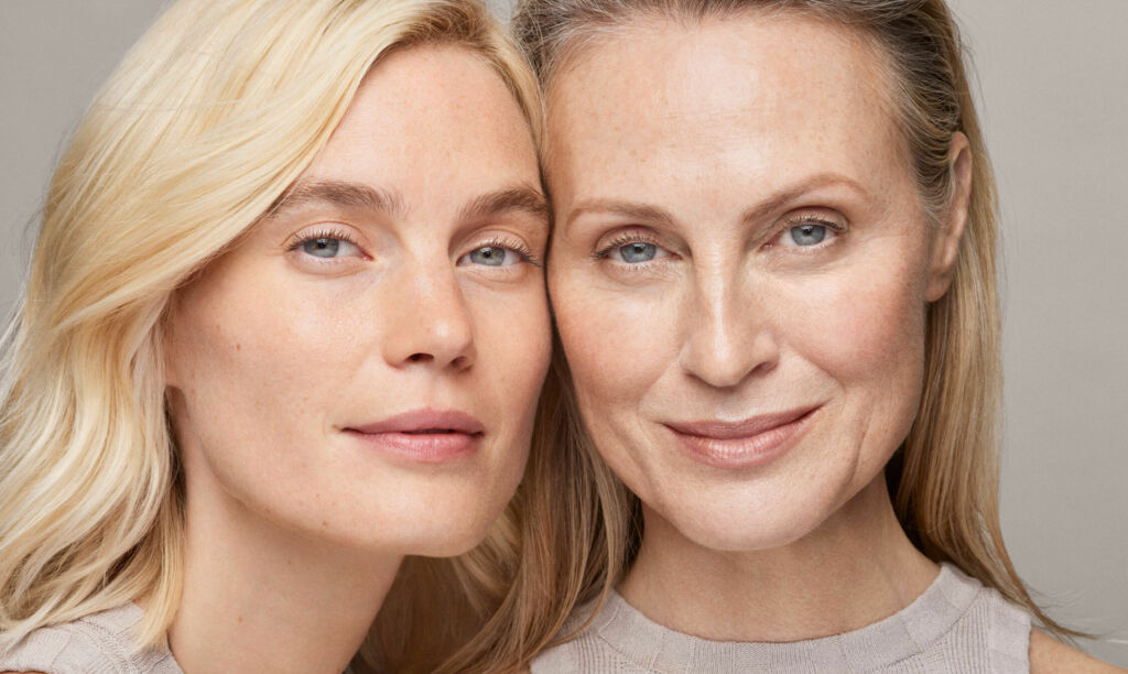 Gesichter von zwei blonden Frauen mit blauen Augen, die in die Kamera schauen.